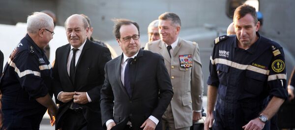 Une visite de François Hollande et Jean-Yves Le Drian sur le navire français Charles-de-Gaulle Une visite de François Hollande et Jean-Yves Le Drian sur le navire français Charles-de-Gaulle - Sputnik Afrique