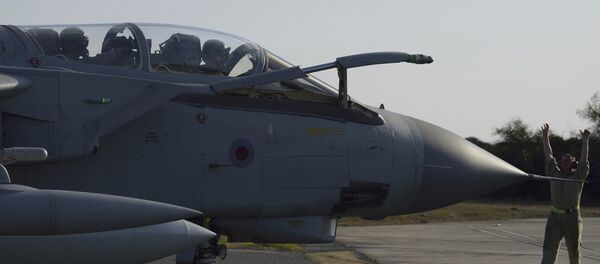 A ground crewman directs a Royal Air Force Tornado along the tarmac of a British air base in Akrotiri, Cyprus, after returning from an airstrike against Islamic State group targets in Syria Thursday, Dec. 3, 2015 - Sputnik Afrique