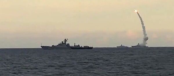 Des navires russes tirent des missiles Kalibr-NK en mer Caspienne - Sputnik Afrique