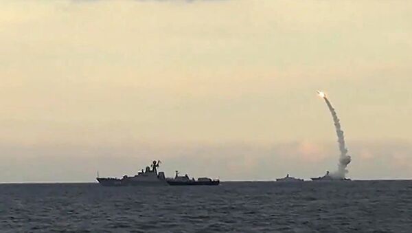 Des navires russes tirent des missiles Kalibr-NK en mer Caspienne - Sputnik Afrique