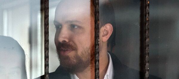 Turkish President's son Bilal Erdogan leaves a polling station in Istanbul on November 1, 2015 after casting his vote for Turkey's legislative. - Sputnik Afrique