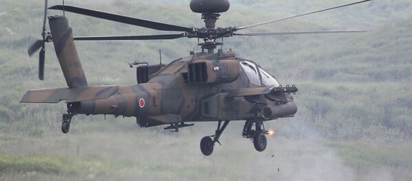 An AH-64D Apache attack helicopter fires during a fire military exercise at the Higashi-Fuji training range near Mt. Fuji in Gotemba, Shizuoka prefecture on August 23, 2011 - Sputnik Afrique