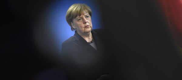 German Chancellor Angela Merkel speaks at a press conference with Honduras President following their talks at the Chancellery in Berlin on October 27, 2015 - Sputnik Afrique