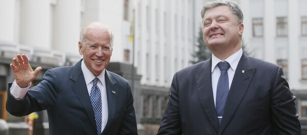 Le vice-président américain Joe Biden et le président ukrainien Piotr Porochenko Le vice-président américain Joe Biden et le président ukrainien Piotr Porochenko - Sputnik Afrique