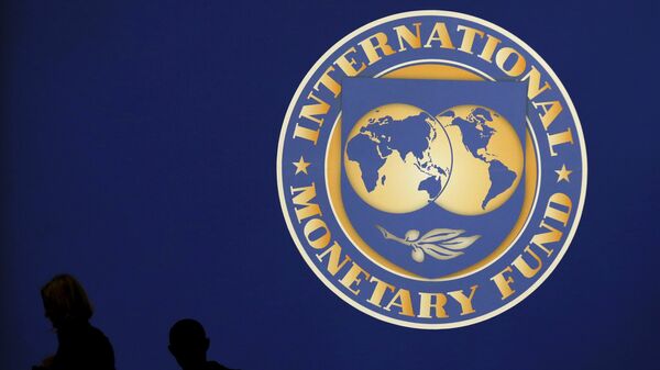Les silhouttes des visiteurs sur le logo du Fonds monétaire international sur le site principal de la réunion annuelle du FMI et de la Banque mondiale à Tokyo Octobre 10, de 2012. - Sputnik Afrique