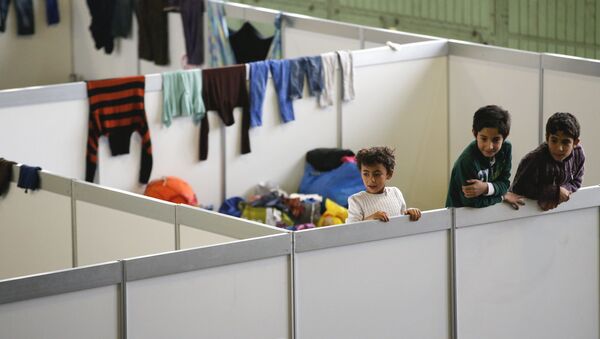 Дети в приюте для мигрантов внутри ангара в аэропорту Берлин-Темпельхоф - Sputnik Afrique
