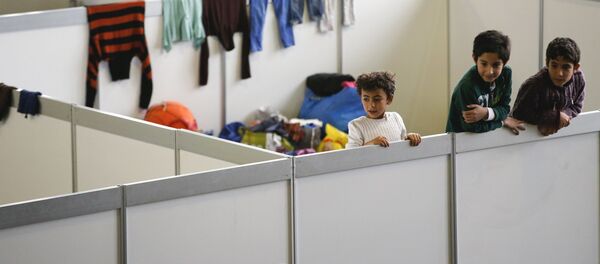 Дети в приюте для мигрантов внутри ангара в аэропорту Берлин-Темпельхоф - Sputnik Afrique