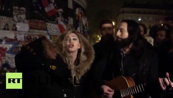 Madonna chante sur place de la République - Sputnik Afrique