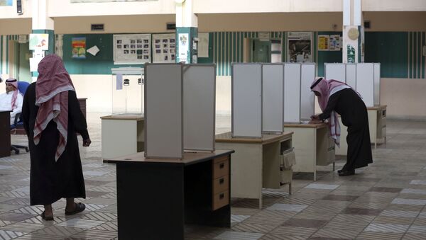 un homme saoudien près du bureau du vote - Sputnik Afrique