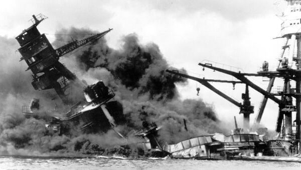 L'USS Arizona attaqué par l'aviation japonaise à Pearl Harbor, le 7 décembre 1941 (archive photo) - Sputnik Afrique