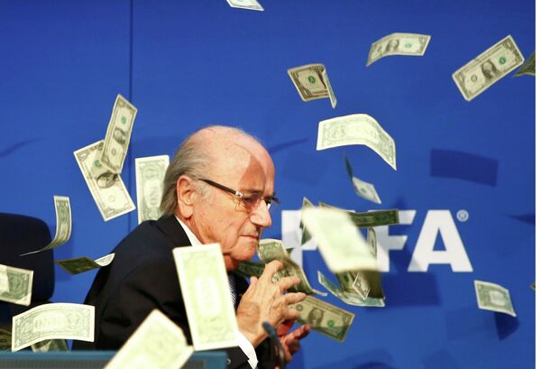 Fifa: Blatter et Platini suspendus 8 ans de toute activité liée au football Fifa: Blatter et Platini suspendus 8 ans de toute activité liée au football - Sputnik Afrique