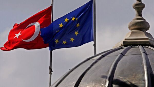 Les drapeaux de la Turquie et l'Union européenne - Sputnik Afrique