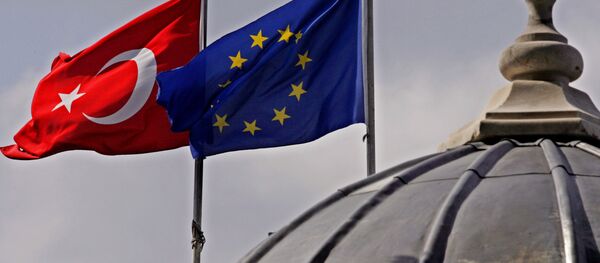 Les drapeaux de la Turquie et l'Union européenne - Sputnik Afrique