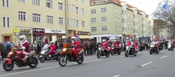 Des bikers Pères Noëls offrent des cadeaux aux enfants et aux pauvres - Sputnik Afrique