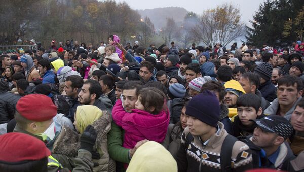 Migrants cue to enter Austria in Sentilj, Slovenia, Thursday, Oct. 29, 2015. - Sputnik Afrique