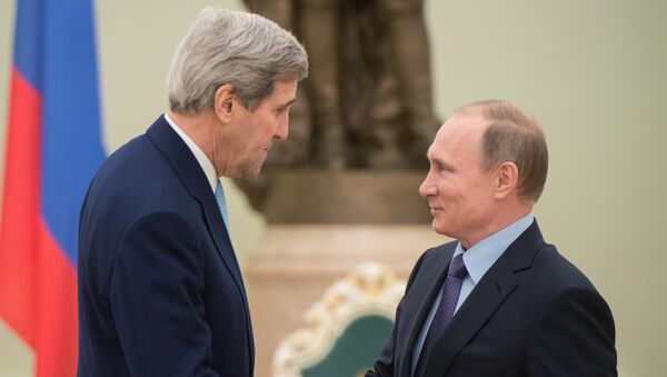 le secrétaire d'Etat américain John Kerry lors d’une rencontre avec le président russe Vladimir Poutine à Moscou - Sputnik Afrique