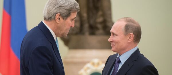 le secrétaire d'Etat américain John Kerry lors d’une rencontre avec le président russe Vladimir Poutine à Moscou - Sputnik Afrique