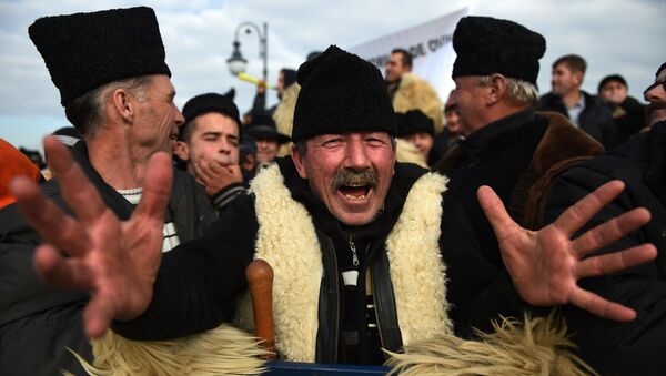 Un millier de bergers furieux pénètrent dans le parlement roumain - Sputnik Afrique