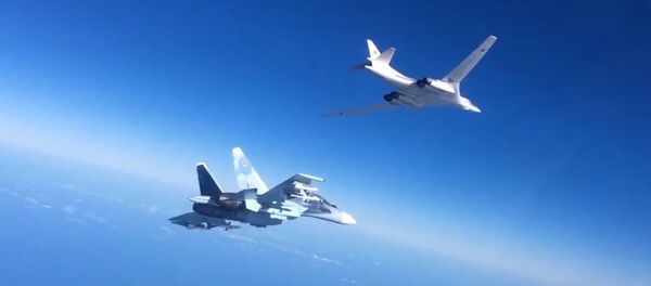 Un Su-30 et un bombardier Tu-160 - Sputnik Afrique