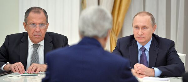 Le président russe Vladimir Poutine a accueilli pendant plusieurs heures au Kremlin le secrétaire d’État américain John Kerry et le ministre russe des Affaires étrangères Sergueï Lavrov - Sputnik Afrique