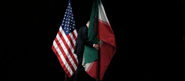 A staff member removes the Iranian flag from the stage after a group picture with foreign ministers and representatives of Unites States, Iran etc. - Sputnik Afrique