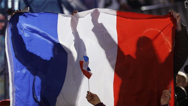 French fans hold their national flag while cheering for France's medalists in the men's skicross during their medals ceremony at the 2014 Winter Olympics, Thursday, Feb. 20, 2014, in Sochi, Russia. - Sputnik Afrique