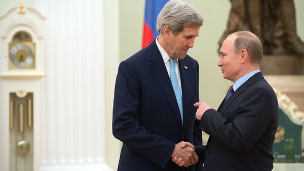 Le chef de la diplomatie américaine, John Kerry et Vladimir Poutine - Sputnik Afrique