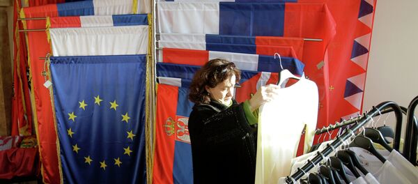 Drapeaux serbes et européens - Sputnik Afrique