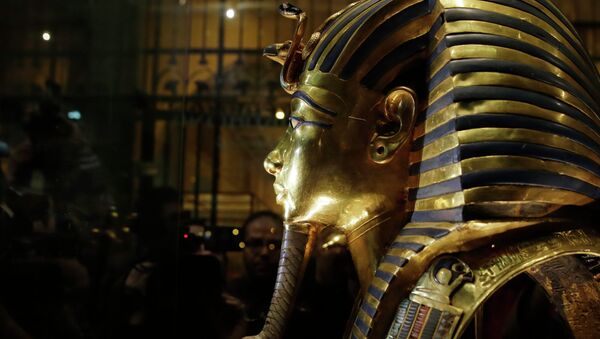 The gold mask of King Tutankhamun is seen in a glass case during a press tour, in the Egyptian Museum near Tahrir Square, Cairo, Egypt, Saturday, Jan. 24, 2015 - Sputnik Afrique