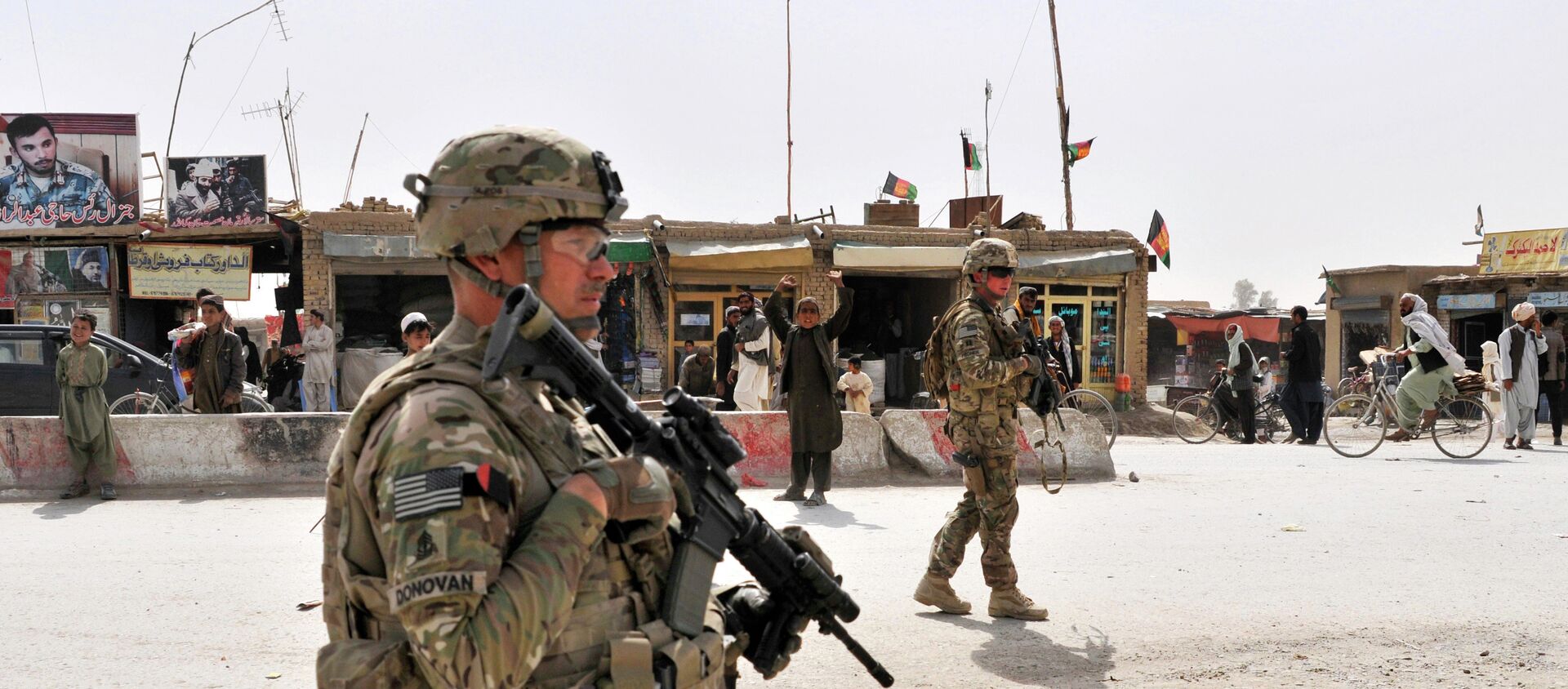 Le 1er sergent de l'armée américaine Micheal P. Donovan, à gauche, et le capitaine de l'armée américaine Matthew B. Fronek, à droite, assurent la sécurité des membres de leur équipe lors de l'évaluation de la nouvelle cour de douane en construction près de la frontière entre l'Afghanistan et le Pakistan dans le district de Spin Boldak dans la province de Kandahar en Afghanistan, le 8 avril 2013. Donovan et Fronek sont affectés au 23e régiment d'infanterie de la 2e division d'infanterie, 4e équipe de combat de la brigade de strikers, Garde nationale de l'armée du Texas. - Sputnik Afrique, 1920, 15.04.2021