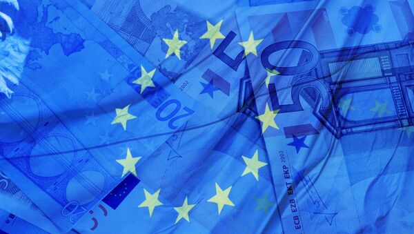 Billets de banque et drapeau de l'Union européenne - Sputnik Afrique