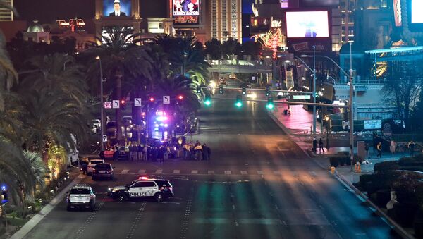 Las Vegas police investigate along the Las Vegas Strip following a traffic accident in front of the Planet Hollywood Hotel in Las Vegas, Nevada, near the hotel and casino where the Miss Universe pageant was being held, December 20, 2015 - Sputnik Afrique