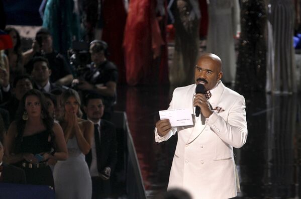 Host Steve Harvey holds the card with the names of Miss Colombia Ariadna Gutierrez and Miss Philippines Pia Alonzo Wurtzbach during the 2015 Miss Universe Pageant in Las Vegas, Nevada December 20, 2015 - Sputnik Afrique