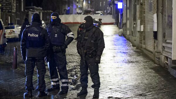 Belgian special forces police block a street in central Verviers, a town between Liege and the German border, in the east of Belgium - Sputnik Afrique