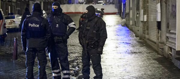 Belgian special forces police block a street in central Verviers, a town between Liege and the German border, in the east of Belgium - Sputnik Afrique