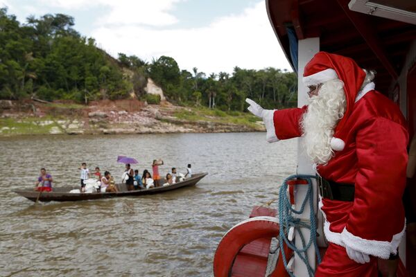 Préparation pour Noël: la parade des Pères Noël et la baignage des fêtes - Sputnik Afrique
