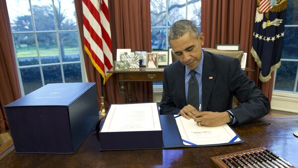 Le président Barack Obama signe le projet de loi budgétaire dans le Bureau ovale de la Maison Blanche - Sputnik Afrique