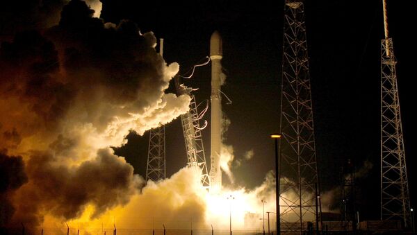 Falcon 9 met en orbite 11 satellites et revient sur Terre - Sputnik Afrique