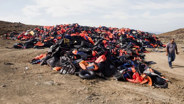 Cimetière des bouées, des gilets de sauvetages et des bateaux gonflables échoués sur l'île grecque de Lesbos - Sputnik Afrique