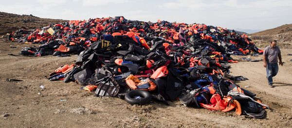 Cimetière des bouées, des gilets de sauvetages et des bateaux gonflables échoués sur l'île grecque de Lesbos - Sputnik Afrique