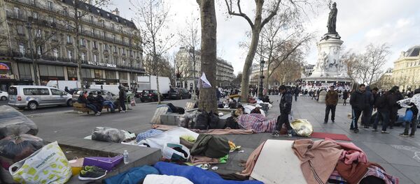 Migrants and refugees understood to be from Afghanistan camp at the place de la Republique in Paris on December 21, 2015. - Sputnik Afrique