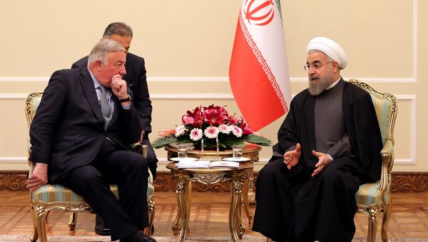Le président iranien Hassan Rohani et le président du Sénat Français Gérard Larcher à Téhéran, Dec. 20, 2015. - Sputnik Afrique