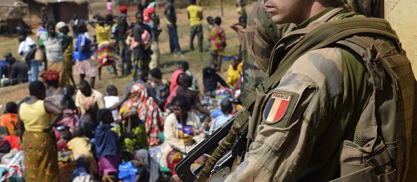 Un soldat français participant à l’opération de sécuritsation Sangaris. Archive photo - Sputnik Afrique