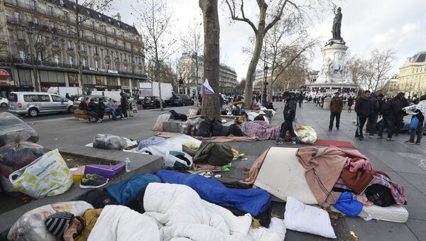 Des migrants campent sur la place de la République à Paris - Sputnik Afrique