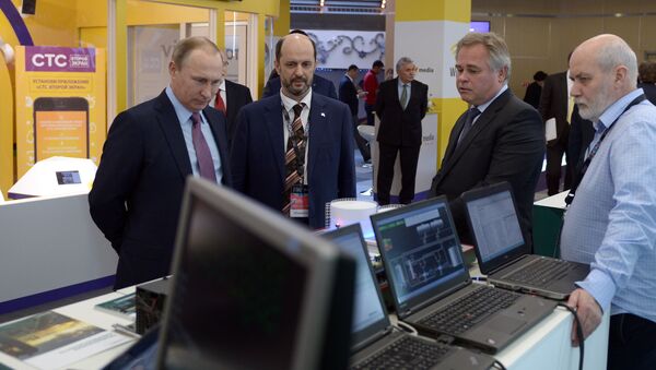 Le président russe Vladimir Poutine au forum Internet-économie - Sputnik Afrique