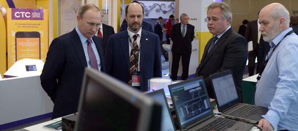 Le président russe Vladimir Poutine au forum Internet-économie - Sputnik Afrique