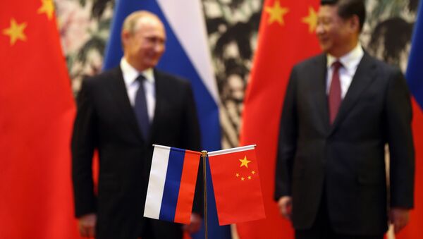 Les drapeaux russes et chinois - Sputnik Afrique