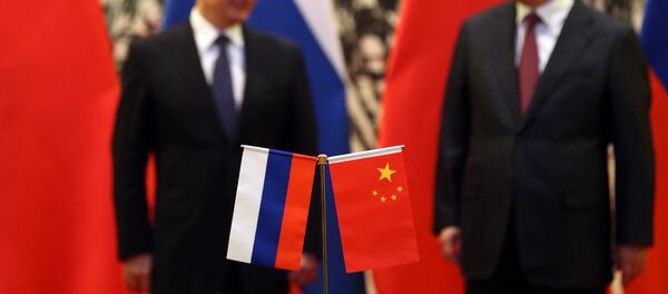 Les drapeaux russes et chinois - Sputnik Afrique