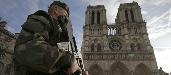 Patrouille devant la Cathédrale de Notre-Dame à Paris, le 24 décembre 2015 - Sputnik Afrique