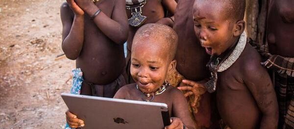 Les Noirs font un pied-de-nez au racisme sur Twitter - Sputnik Afrique